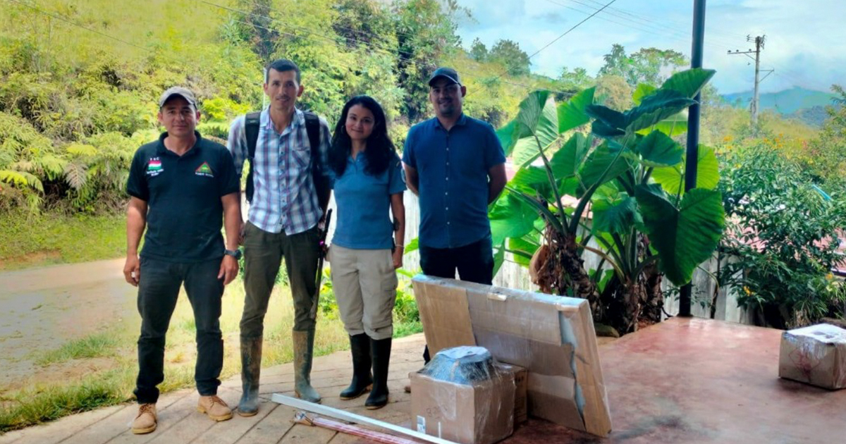 El Parque Nacional Natural Cordillera de los Picachos y el proyecto áreas protegidas y paz de WWF entregan paneles solares a cinco familias en el marco de los acuerdos de conservación en la Zona de Reserva Campesina de Pato Balsillas El Parque Nacional Natural Cordillera de los Picachos y el proyecto áreas protegidas y paz de WWF entregan paneles solares a cinco familias en el marco de los acuerdos de conservación en la Zona de Reserva Campesina de Pato Balsillas