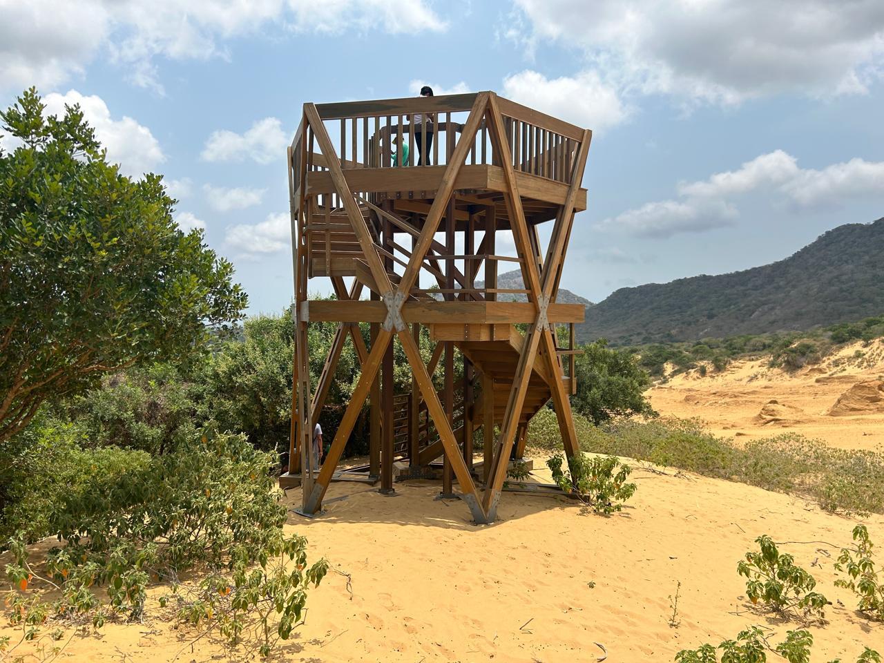 Con el apoyo de la cooperación alemana se logró la construcción de infraestructura ecoturística liviana como el mirador hexagonal de 6 metros de altura instalado en las dunas que permite una vista panorámica del paisaje y ecosistemas.