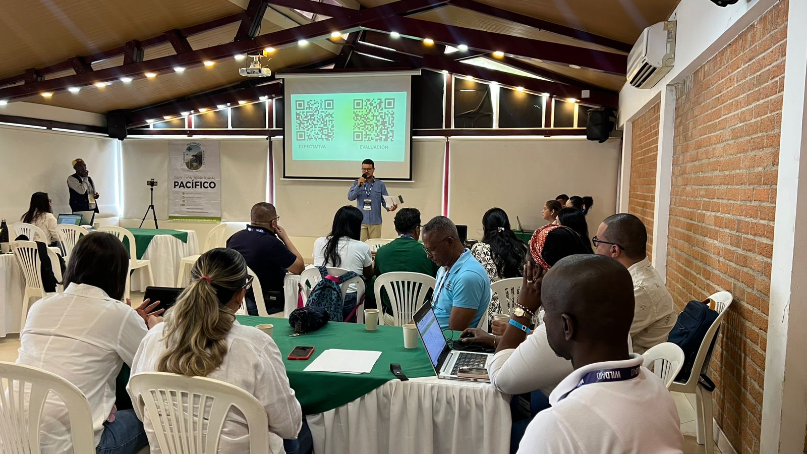 Parques Nacionales Naturales lidera diálogo interinstitucional contra la pesca ilegal en áreas marinas protegidas del Pacífico colombiano Parques Nacionales Naturales lidera diálogo interinstitucional contra la pesca ilegal en áreas marinas protegidas del Pacífico colombiano